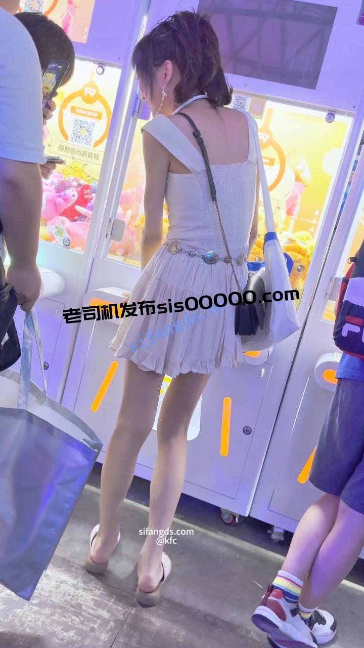 KFC 女主播直播和大哥互动·一直在笑没发现裙下被CD漏毛 图 03