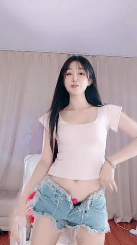顶级舞蹈尤物!~ 奶酪不甜 跳蛋裸舞1字马抠逼自慰~ 图 01