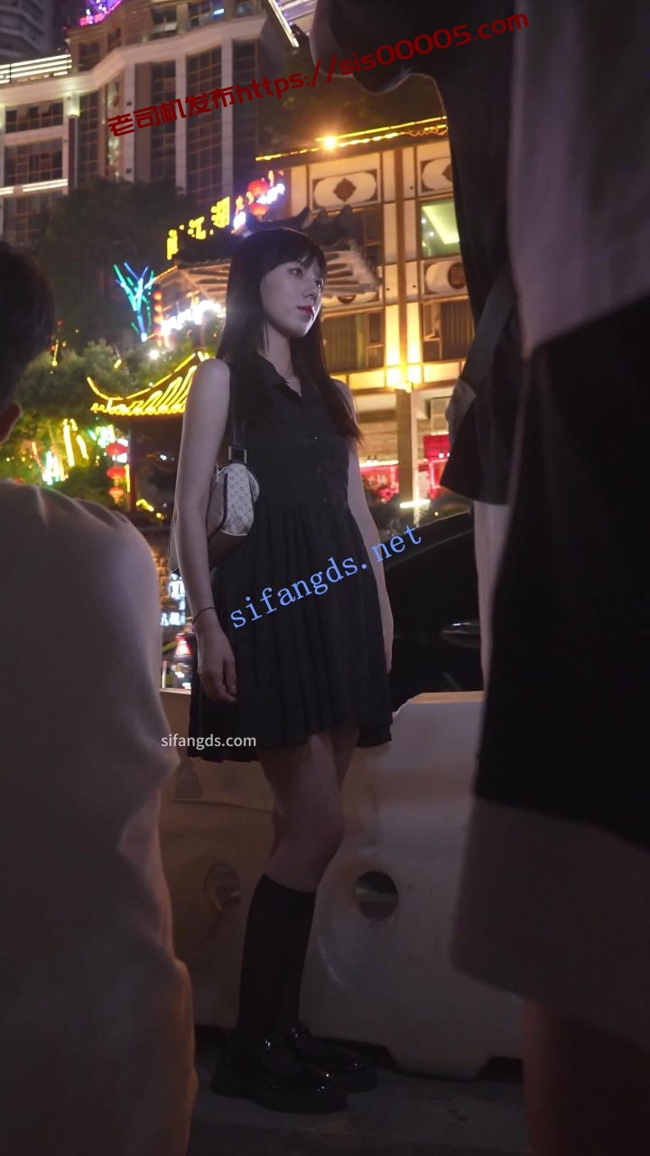 (BC-AA-469)露背裙美女景点拍照..专注聊天被前后CD白内