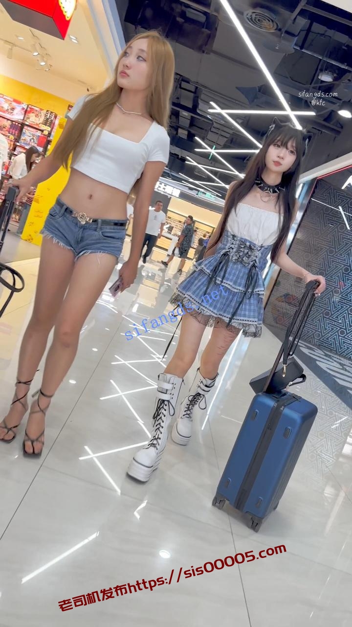 KFC 女大开学不去学校逛街·一个骚·一个萌妹·粉色内前后CD 图 05