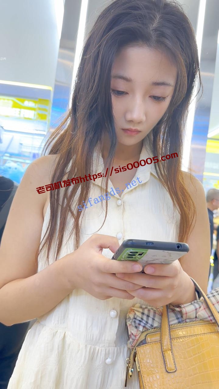KFC 靓女运动完换长裙逛街·后背都晒黑了·白色内内前后CD 图 05