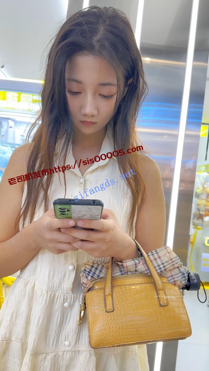 KFC 靓女运动完换长裙逛街·后背都晒黑了·白色内内前后CD 图 06
