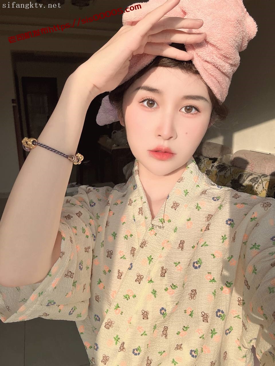 蜜穴水多多的小网红被抱起来操，偷拍的大呼过瘾g，禁不住鸡吧淫水直流