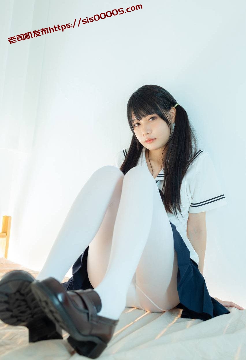 超大肉棒爽操大一妹子的娇嫩无毛小肉穴，看上去就超紧致带感