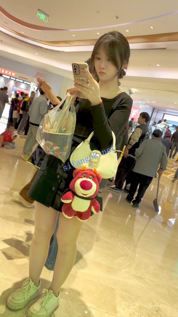 【KFC】短裙学生妹独自逛街等人·透明丝袜白色内内前后CD【1V】【494M】