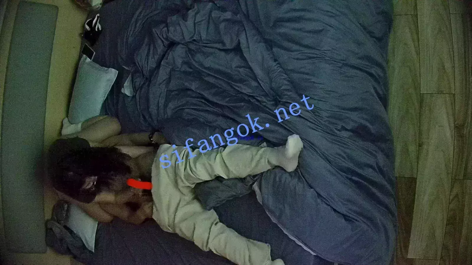 酒店偷拍5月❤白袜眼睛婊一边让男友闻臭脚一边撸他鸡巴 图 03
