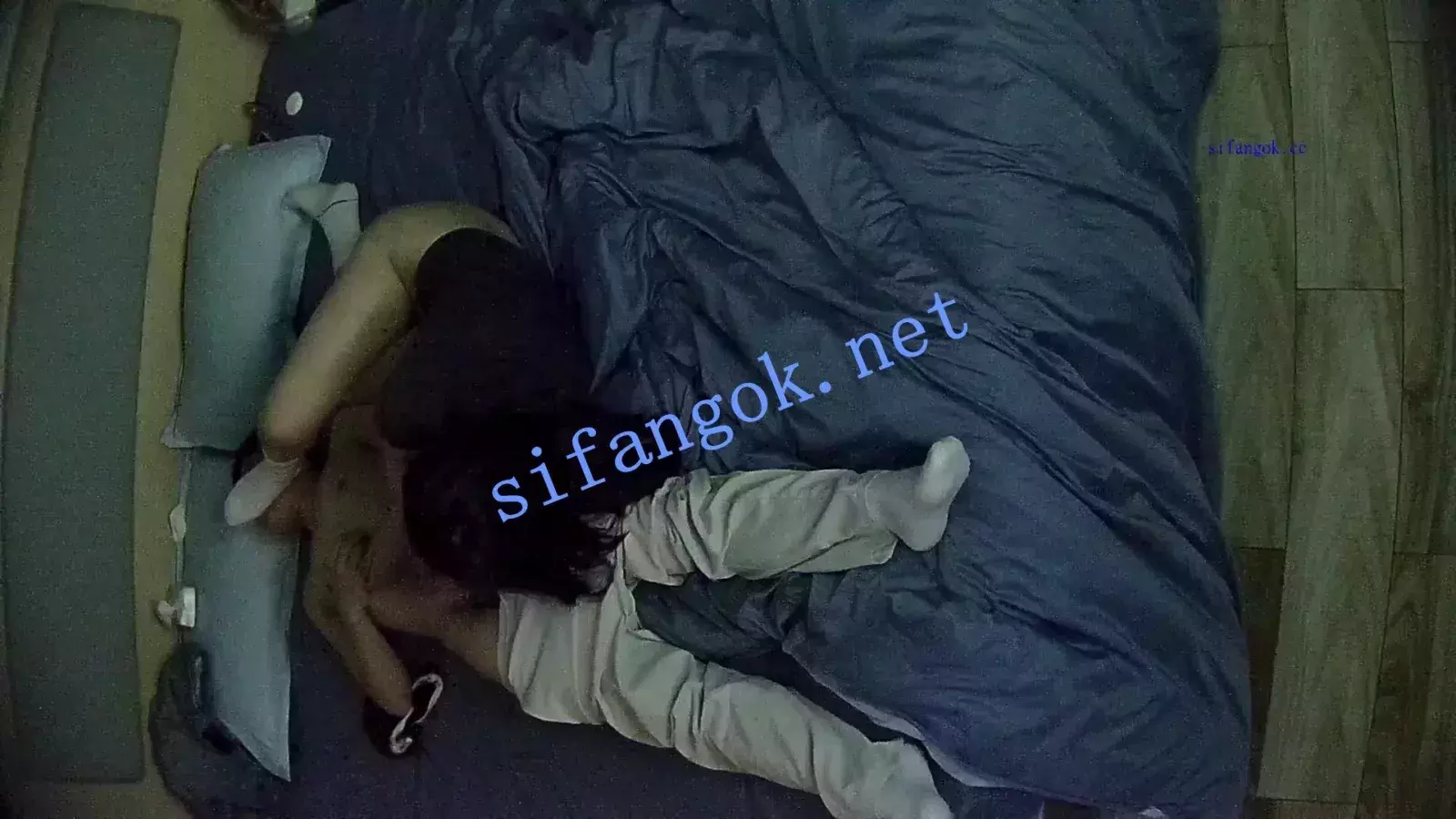 酒店偷拍5月❤白袜眼睛婊一边让男友闻臭脚一边撸他鸡巴 图 05