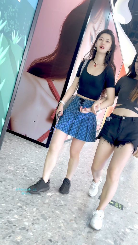 KFC 靓女和闺蜜逛街·短裙红色骚窄内·边走骚内裤夹的越紧 图 09